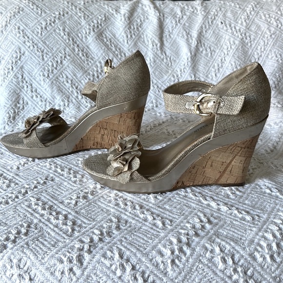 AK Anne Klein Tan Platform Sandals 7m - Picture 3 of 10